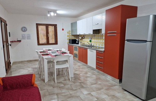 San Teodoro City Centre Apartment | Large apartment in the center of San Teodoro, with garden and patio