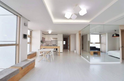 Jungnim-dong Apartment | Large Apt, Awesome View, Seoul STN