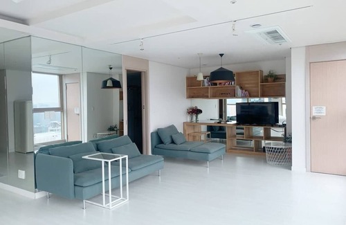 Jungnim-dong Apartment | Large Apt, Awesome View, Seoul STN