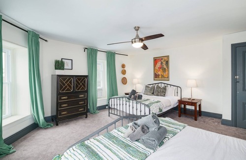 Roxborough-Manayunk Apartment | Large Bi-level Apartment in Heart of Manayunk