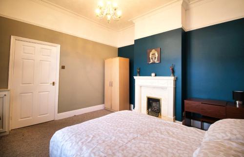 Shirley House | Large Bungalow - Sleeps 8 - 3 Large Beds - Plus Sofa Bed - Off Street Parking - Very Large Enclosed Gardens - Fast Wifi