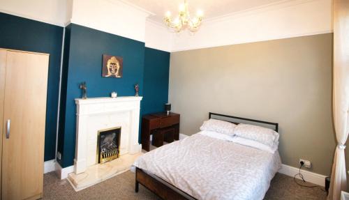 Shirley House | Large Bungalow - Sleeps 8 - 3 Large Beds - Plus Sofa Bed - Off Street Parking - Very Large Enclosed Gardens - Fast Wifi
