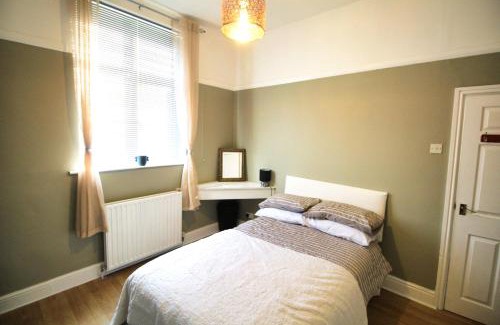 Shirley House | Large Bungalow - Sleeps 8 - 3 Large Beds - Plus Sofa Bed - Off Street Parking - Very Large Enclosed Gardens - Fast Wifi