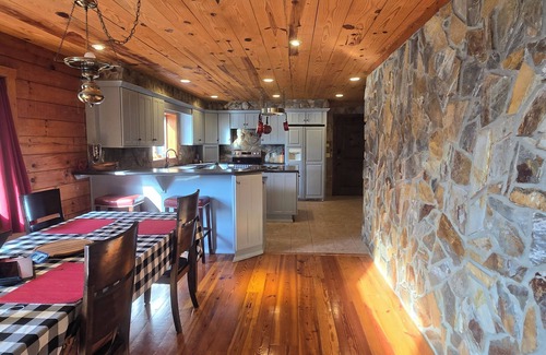 Aberdeen House | large cabin on lake - privacy and parking