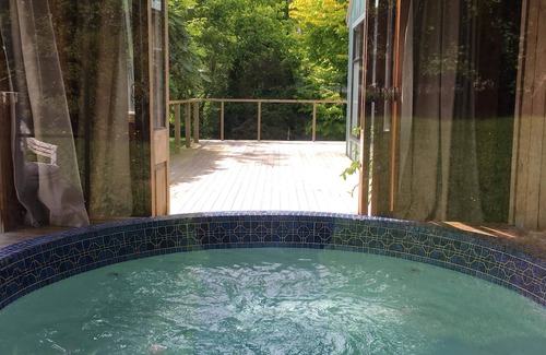 Owhango House | Large casual bach w indoor spa and drying room