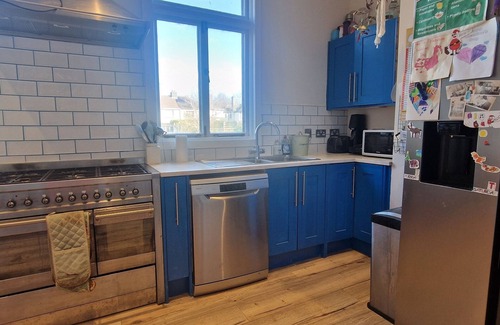 Terenure House | Large & Colourful, Family 4BD with Kids Playground