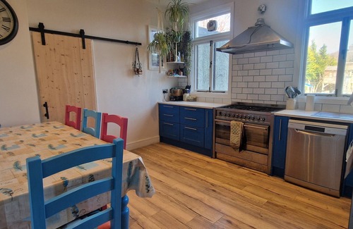Terenure House | Large & Colourful, Family 4BD with Kids Playground