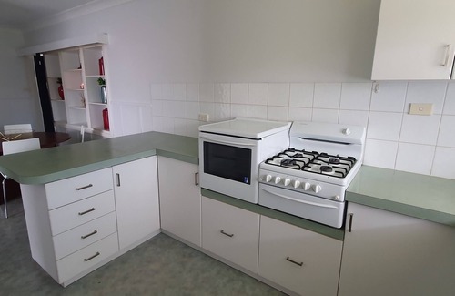 Manjimup House | Large Cosy Family Home With a Fire, Fenced & Close to all Manjimup's Amenities