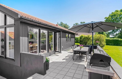 Holbaek House | Large cottage in a beautiful location and close to the sea.