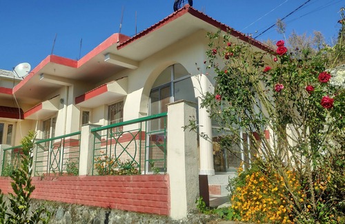 Bhimtal Cottage | Large Cottage with Valley View - 5 minutes walk from Lake!