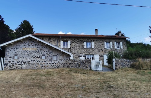Ceaux-d'Allegre House | Large country house with swimming pool and playground.