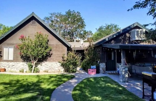 Lone Pine House | Large country home with 3 rooms and 3 baths