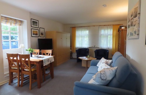 Fedderswarf Apartment | Large courtyard with lawn, garden shed and terrace, WLAN