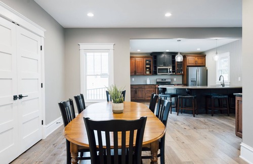Pella House | Large Cozy Home in Heart of downtown Pella
