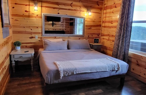 Frenchburg Cabin | Large cozy updated lodge sitting on top of Daniel Boone National Forest.!