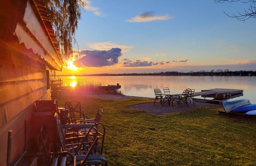 Janetville Cottage | Large Cozy Water Front Cottage w/Sandy Beach, Hot Tub & Bunkie, High Sp Internet
