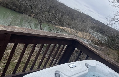 Doniphan House | Large Current River Getaway in Doniphan, MO! Hot Tub!
