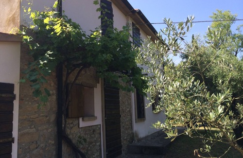 Montescudaio House | large detached house with garden in the vicinity of the village, pets welcome