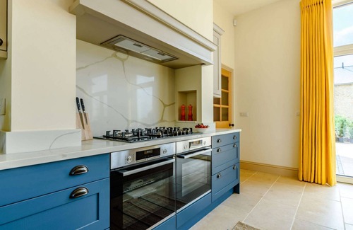 Little Coxwell House | Large dog friendly holiday home with a hot tub in the Cotswolds - Coppers Barn