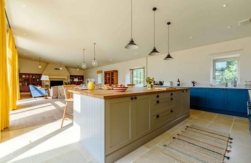 Little Coxwell House | Large dog friendly holiday home with a hot tub in the Cotswolds - Coppers Barn