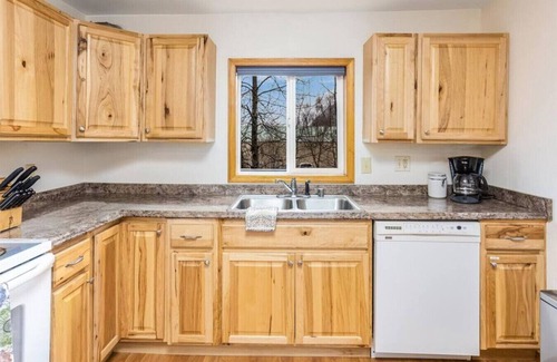 Seward House | Large Downtown Home in the Heart of Seward, Sleeps 12