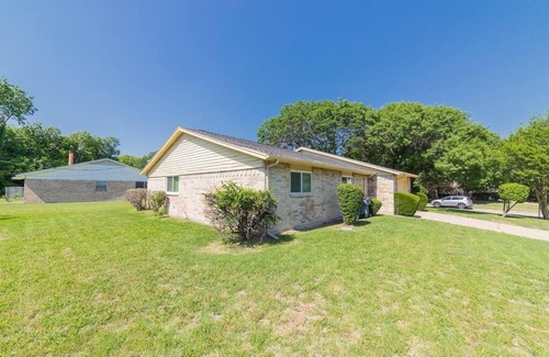 Lancaster House | Large, easy access single story 3 bed home, 15mins downtown Dallas