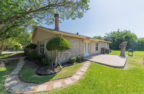 Lancaster House | Large, easy access single story 3 bed home, 15mins downtown Dallas