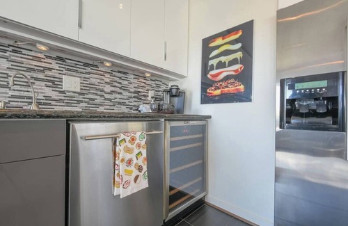 Camas Apartment | Large eclectic 1 BR above restaurant 15 min to PDX