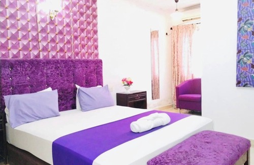 Freetown Bed & Breakfast | Large ensuite king room , Excellence water system, Solar, generator, WIFI, B&B
