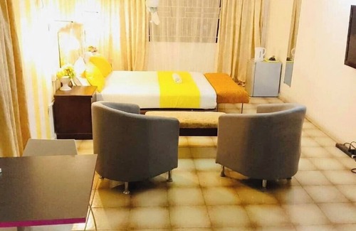 Freetown Bed & Breakfast | Large ensuite king room , Excellence water system, Solar, generator, WIFI, B&B
