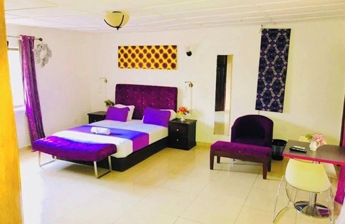 Freetown Bed & Breakfast | Large ensuite king room , Excellence water system, Solar, generator, WIFI, B&B