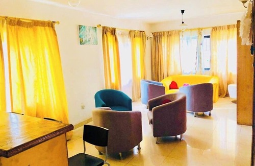 Freetown Bed & Breakfast | Large ensuite king room , Excellence water system, Solar, generator, WIFI, B&B