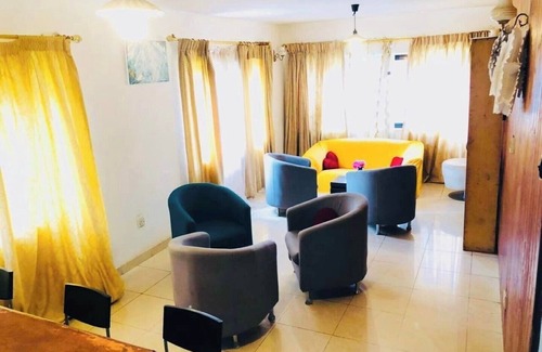Freetown Bed & Breakfast | Large ensuite king room , Excellence water system, Solar, generator, WIFI, B&B