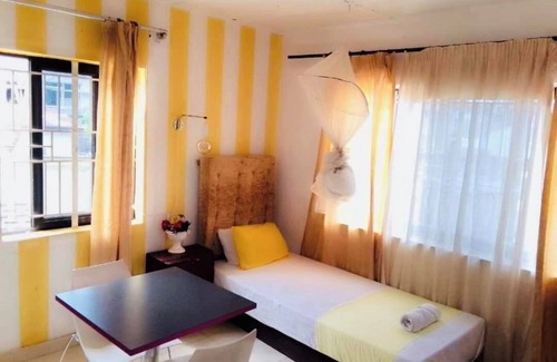 Freetown Bed & Breakfast | Large ensuite Single , Excellence water system, Solar, generator, FREE WIFI, B&B