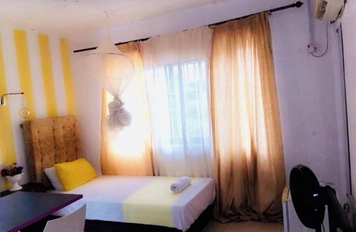 Freetown Bed & Breakfast | Large ensuite Single , Excellence water system, Solar, generator, FREE WIFI, B&B