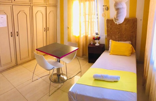 Freetown Bed & Breakfast | Large ensuite Single , Excellence water system, Solar, generator, FREE WIFI, B&B