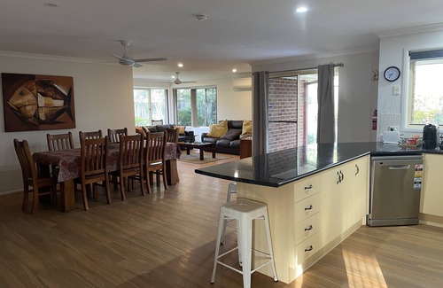 Maloneys Beach House | Large fam home, ideal for entertaining, & pets, close to beach, parks and nature