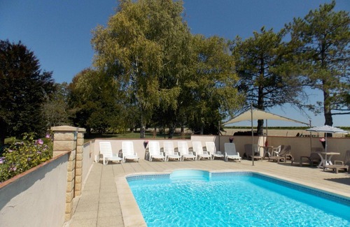 Pereuil Cottage | Large Family Cottage with Heated Pool, Wi-Fi and Pets Welcome