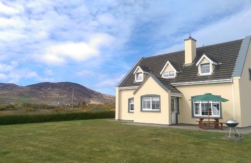 Ballinskelligs House | Large family friendly cottage, great wifi, 500 meters from beach, bar & resto!