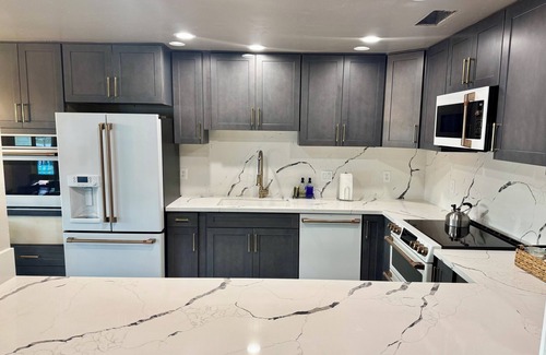 Three Rivers House | Large Family Property With Million Dollar Views Across from Lake Kaweah! SPA too