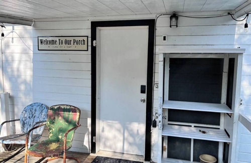 Gatesville House | Large fenced yard near town square (Starlink WiFi), Charming bungalow with fenced yard and Starlink