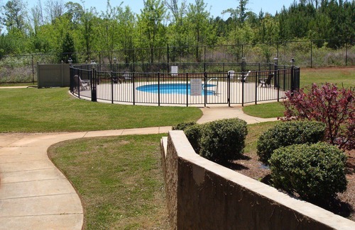Lincoln Condo | Large, four-bedroom condo minutes away from Talladega Superspeedway!