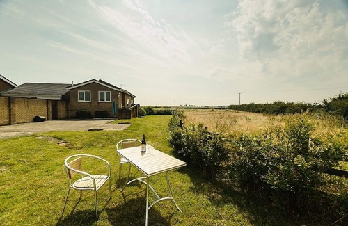 Helsey House | Large garden, dogs welcome,10 Minutes to Beach, EV charger, solar power, wifi.