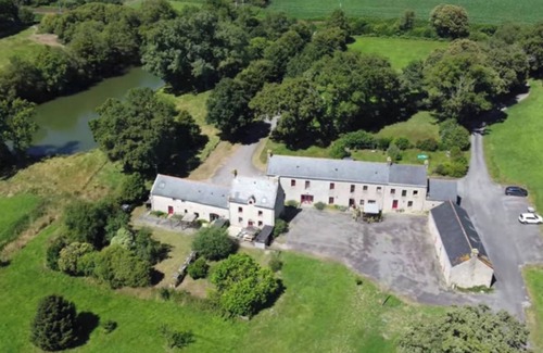 La Vraie-Croix House | Large gîte 15 pers. with private pond, nature & quiet 20 min from Morbihan beaches
