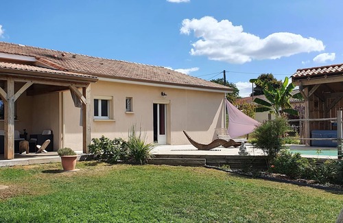Veyrines-de-Vergt House | Large gîte with swimming pool