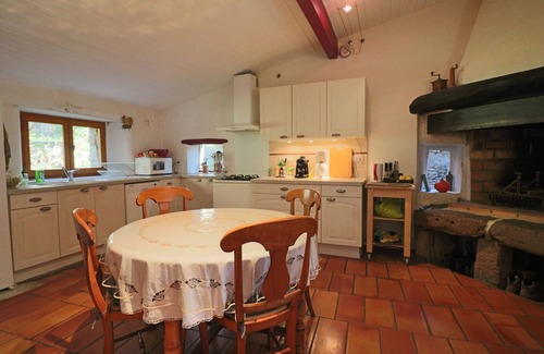 Beaumont House | Large gîte with character, nature, close to river swimming