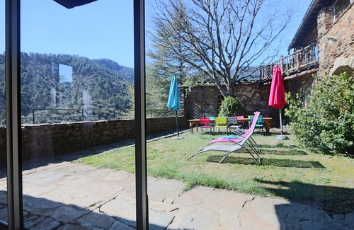 Beaumont House | Large gîte with character, nature, close to river swimming