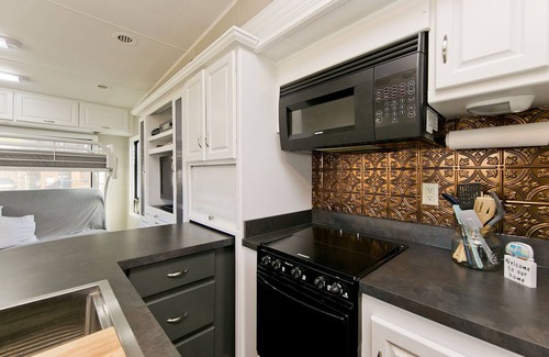 Points House | Large Glamper w/Hot Tub and full bathroom-sleep 6
