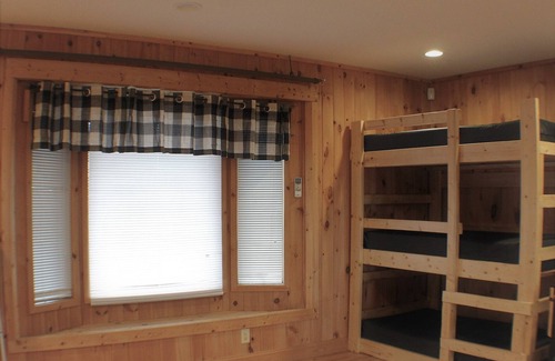 Southcrest Cabin | Large Groups - sleeps up to 24 -group ski rentals & lift tickets available