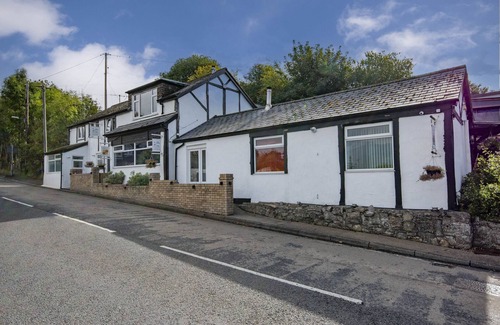 Llandegla Apartment | Large Holiday Let Suitable for Families, Groups. Sleeps up to TEN. Games room.
